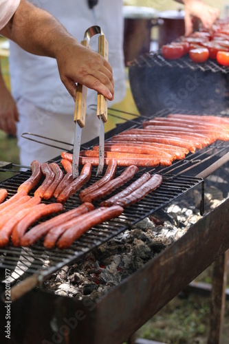 Saucisses dans un grand barbecue