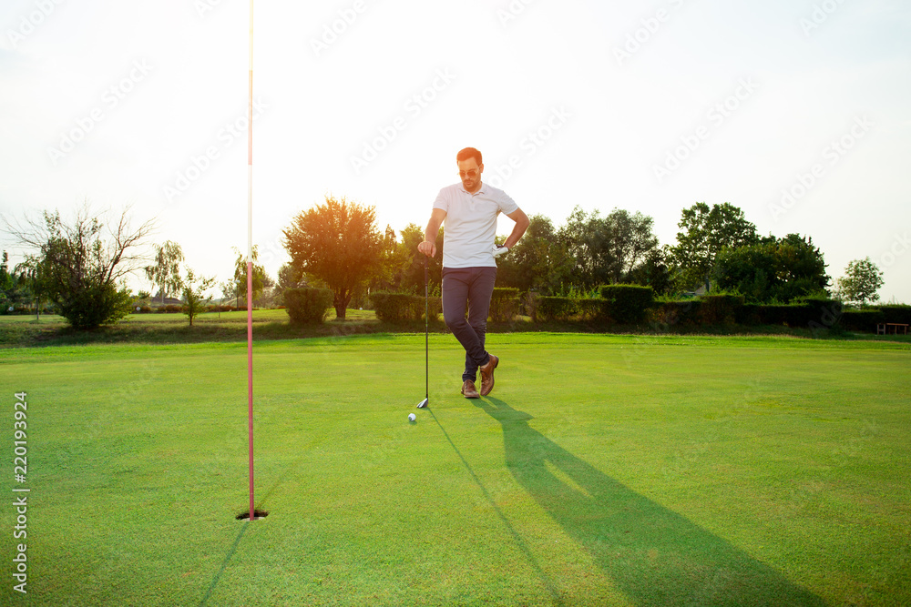 Obraz premium Young man playing golf