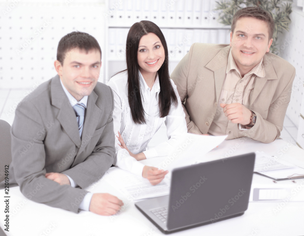 Obraz premium employees discussing financial charts sitting at their Desk