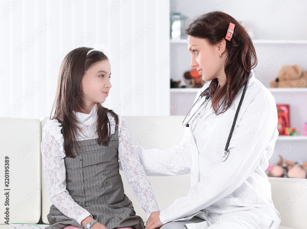 Obraz premium pediatrician, talking positively with a little girl.photo with copy space