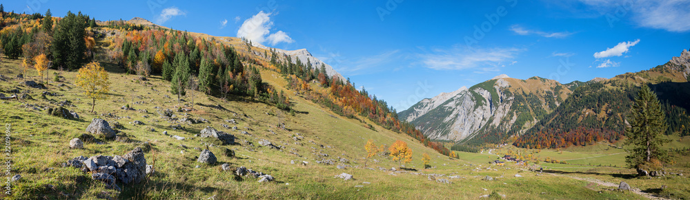 Idyllische Wanderregion in der Eng, Karwendeltal Tirol im Herbst