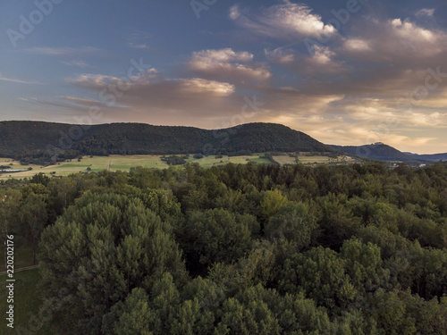 Schw  bischer Albtrauf im Lichte der Abendsonne