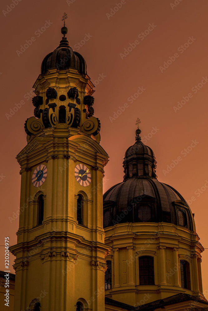 Theatinerkirche in München erstrahlt im Abendlicht Theatinerkirche in München erstrahlt im Abendlicht