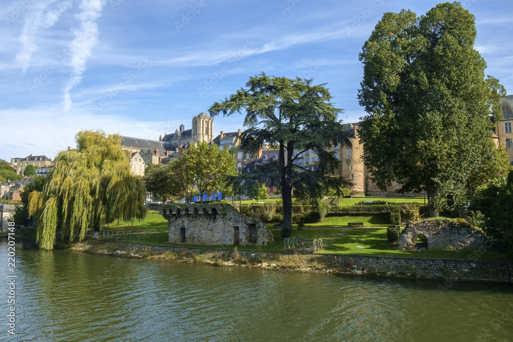 Carta da parati Buildings of old town Le Mans line the River Sarthe in afternoon sun, Le Mans, S