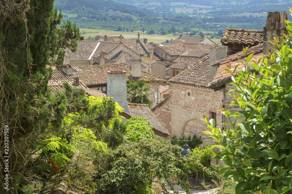 Fototapeta premium Narrow streets and picturesque buildings in hilltop medieval Penne d'Agenaise town overlooking the River Lot, Lot-et-Garonne, France.