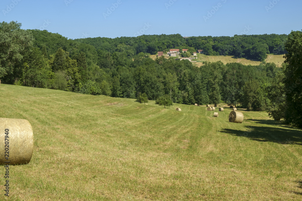 Φωτογραφία Looking over the rural summer agricultural landscape near Penne d'Agenais in rural Lot et Garonne countryside, France