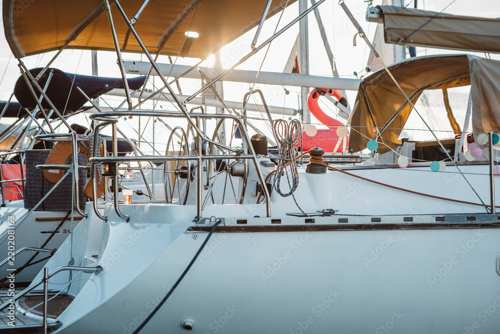 Φωτογραφία Detail of rudder on moored sailboat with the pink rubber inflatable flamingo on