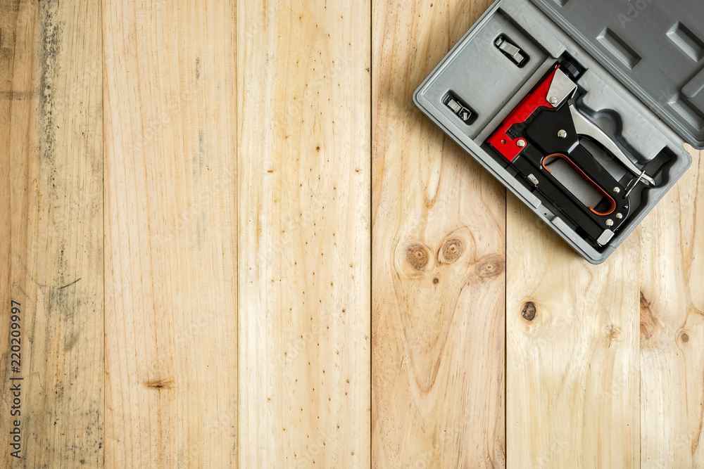Fototapeta premium Diferentes herramientas de trabajo y reparación sobre fondo de madera con hueco para texto