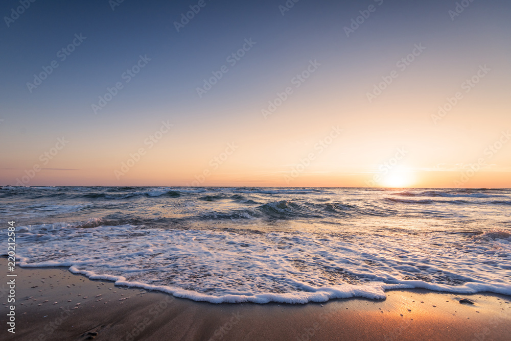 Obraz premium Beautiful sunrise over the sea.