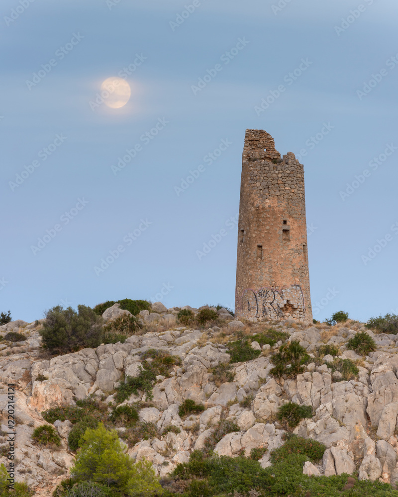 Torre de La Colomera bajo la luz de la luna. Orpesa. Castellón. España