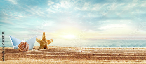 Fototapeta Naklejka Na Ścianę i Meble -  shells on beach and summer time 