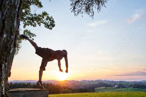 Parkour Salto bei Sonnenuntergang 