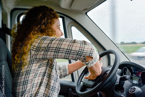 femme énervée au volant