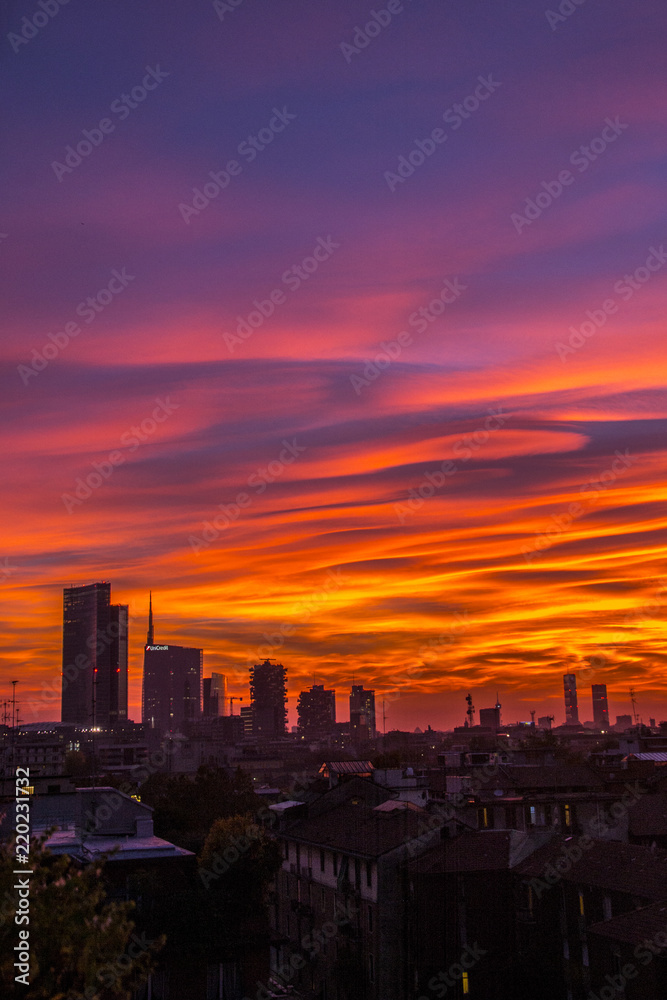 Fototapeta premium Milano tramonto di fuoco