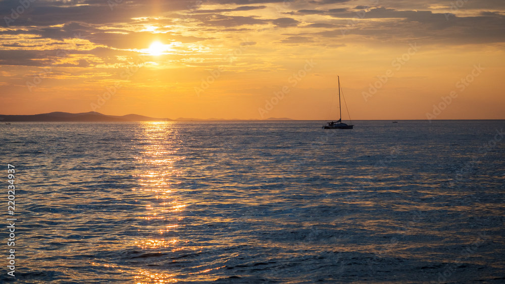 Segelboot im Sonnenuntergang am Meer