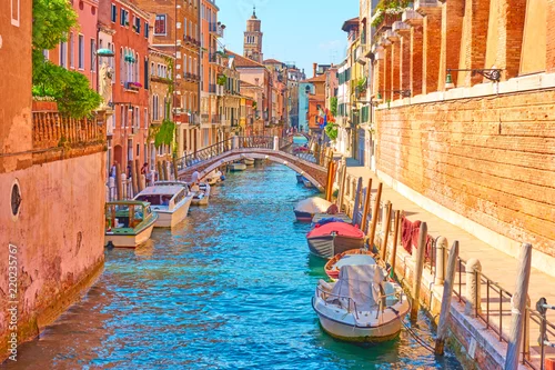 Obraz Kanał z zacumowanymi motorówkami w Wenecji