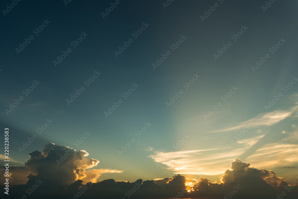 Fototapeta premium Promienie słoneczne przez chmury niczym dramatyczna eksplozja