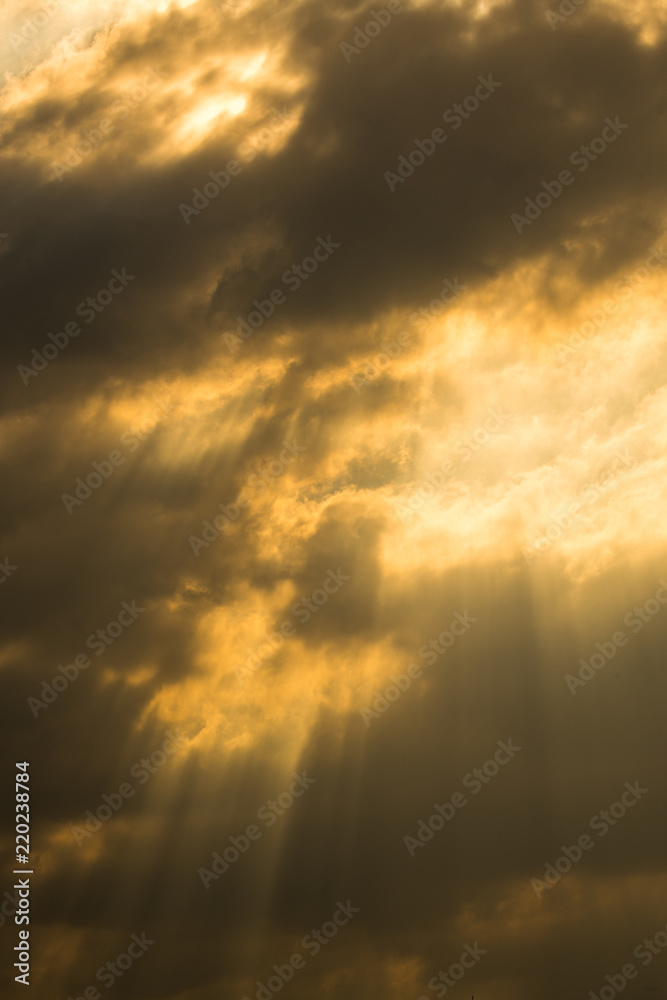 Obraz premium Sun rays through clouds like an dramatic explosion