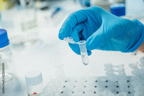 Mani con provette in laboratorio di medicina chimica photo