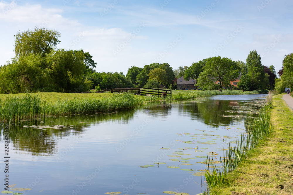 Fototapeta premium Dom wiejski na wodzie w holenderskiej wiosce Nieuwe Wetering w Holandii.