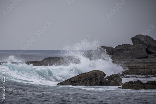 Wellen brechen sich an der Irischen Küste