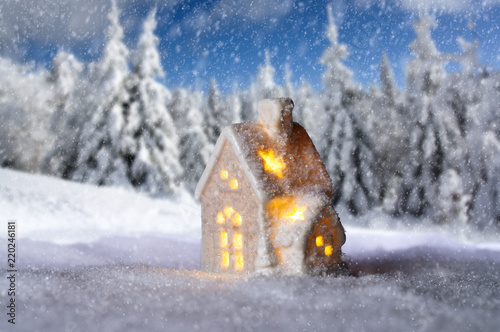 Kleines Haus vor Winterlandschaft