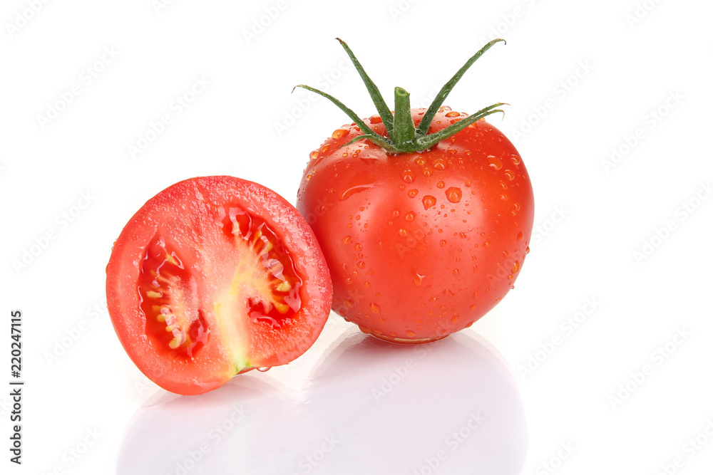 Aufgeschnittene und ganze Tomate auf weißem Untergrund Aufgeschnittene und ganze Tomate auf weißem Untergrund