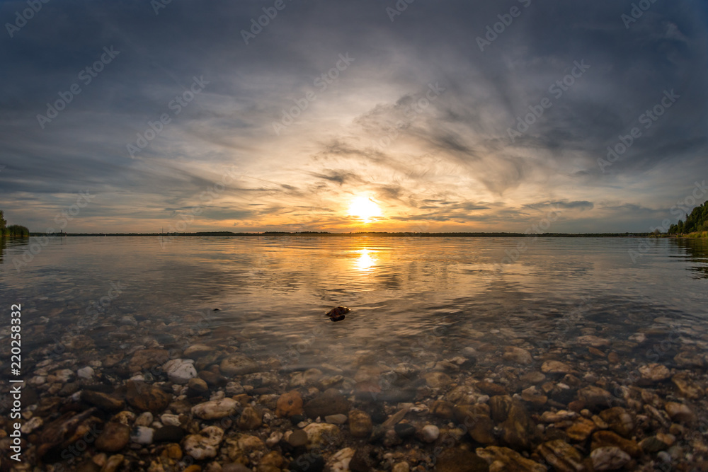 Sonnenuntergang an einem wunderschönen Steinstrand