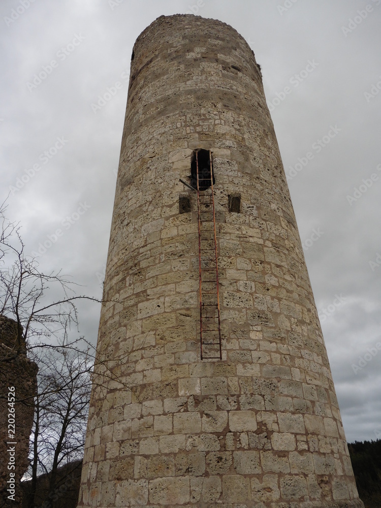 Alter Burgturm mit Leiter