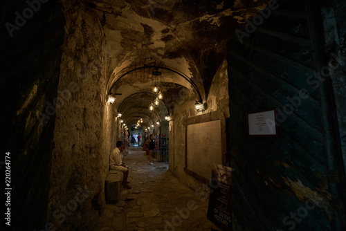 Tunnel in einem Bauwerk Kotors