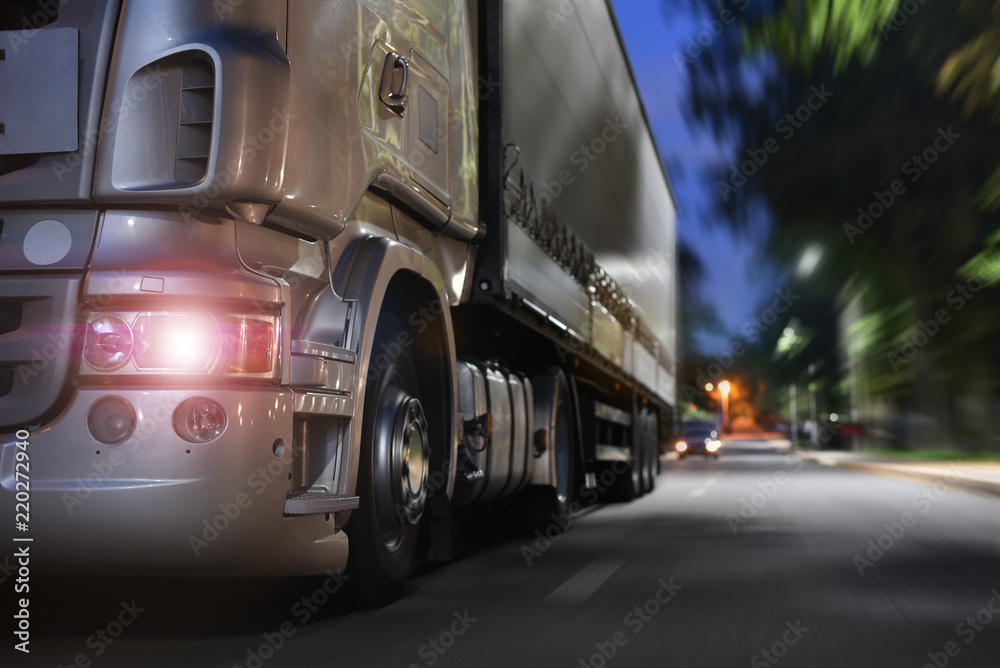 Naklejka premium truck drives on a night road