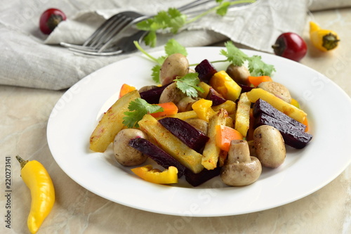 Baked potatoes with mushrooms, peppers and beets