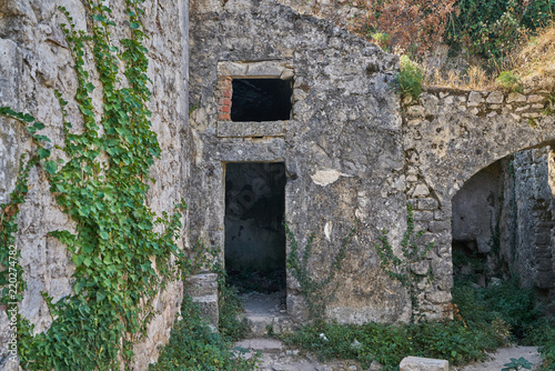 Ruine in der Felsenfestungsruine über Kotor © Raphael und Luisa