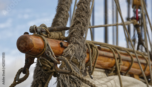 Fotografi Baumnock auf Segelschiff mit Beschlägen und Segel - antik