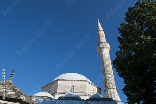 Bosnia: la moschea Koshi Mehmed Pasha, la seconda moschea più grande di Mostar, straordinario esempio di architettura ottomana completata nel 1618