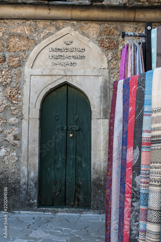 Bosnia: il bazar e i negozi di souvenir nel cortile della moschea Koski Mehmed Pasha, la seconda moschea più grande di Mostar e una delle più popolari mete turistiche © Naeblys