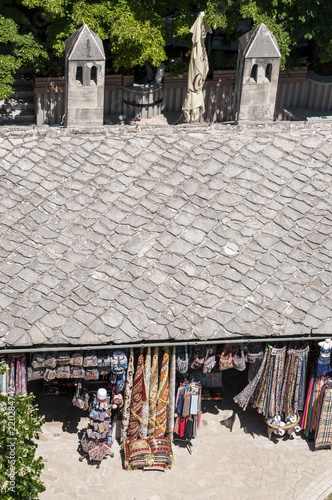 Bosnia: il bazar e i negozi di souvenir nel cortile della moschea Koski Mehmed Pasha, la seconda moschea più grande di Mostar e una delle più popolari mete turistiche photo