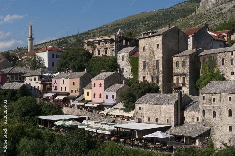 Bosnia Erzegovina, Europa: lo skyline del vecchio bazar Kujundziluk, il quartiere musulmano della città vecchia di Mostar con i suoi negozi di prodotti artigianali e gli edifici colorati