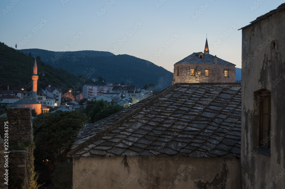 Bosnia: lo skyline notturno di Mostar, la città vecchia che prende il nome dai guardiani del ponte (mostari) che nel medioevo custodivano lo Stari Most (Ponte Vecchio) Bosnia: lo skyline notturno di Mostar, la città vecchia che prende il nome dai guardiani del ponte (mostari) che nel medioevo custodivano lo Stari Most (Ponte Vecchio)