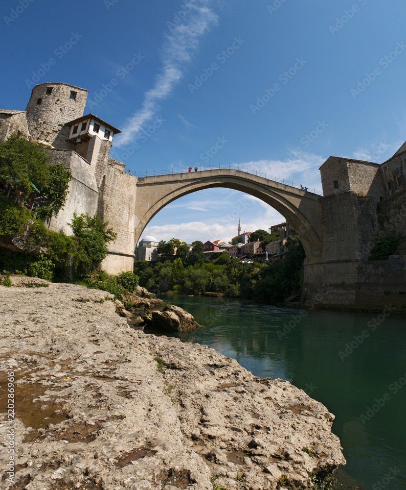 Mostar, Bosnia: vista dello Stari Most (Ponte Vecchio), ponte ottomano del XVI secolo, simbolo della città, distrutto il 9 novembre 1993 dalle forze militari croate durante la guerra croato-bosniaca