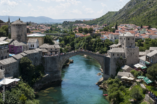 Mostar  Bosnia  vista dello Stari Most  Ponte Vecchio   ponte ottomano del XVI secolo  simbolo della citt    distrutto il 9 novembre 1993 dalle forze militari croate durante la guerra croato-bosniaca