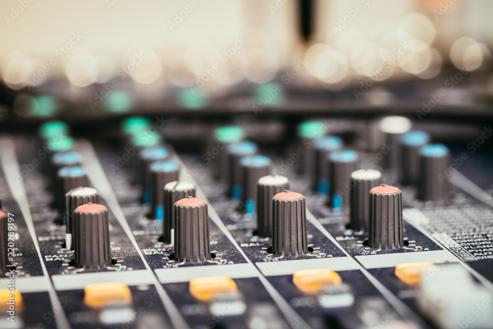 Tonstudio, viele Knöpfe auf Mischpult Tonstudio, viele Knöpfe auf Mischpult