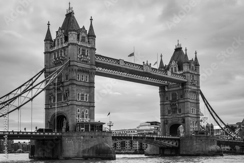 Tower Bridge w Londynie, Wielka Brytania w trybie monochromatycznym. Fotografia czarno-biała.