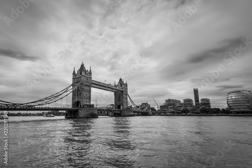 Szeroki kąt widzenia Tower Bridge w Londynie w Wielkiej Brytanii w trybie monochromatycznym. Fotografia czarno-biała.