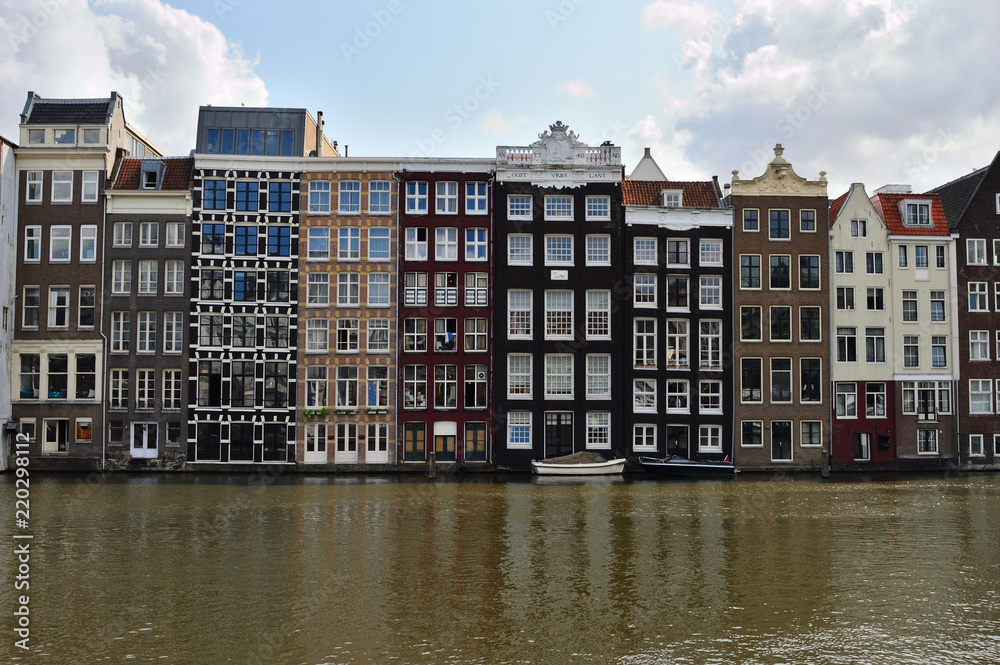 Zabytkowe kamienice nad kanałkiem w Amsterdamie.
