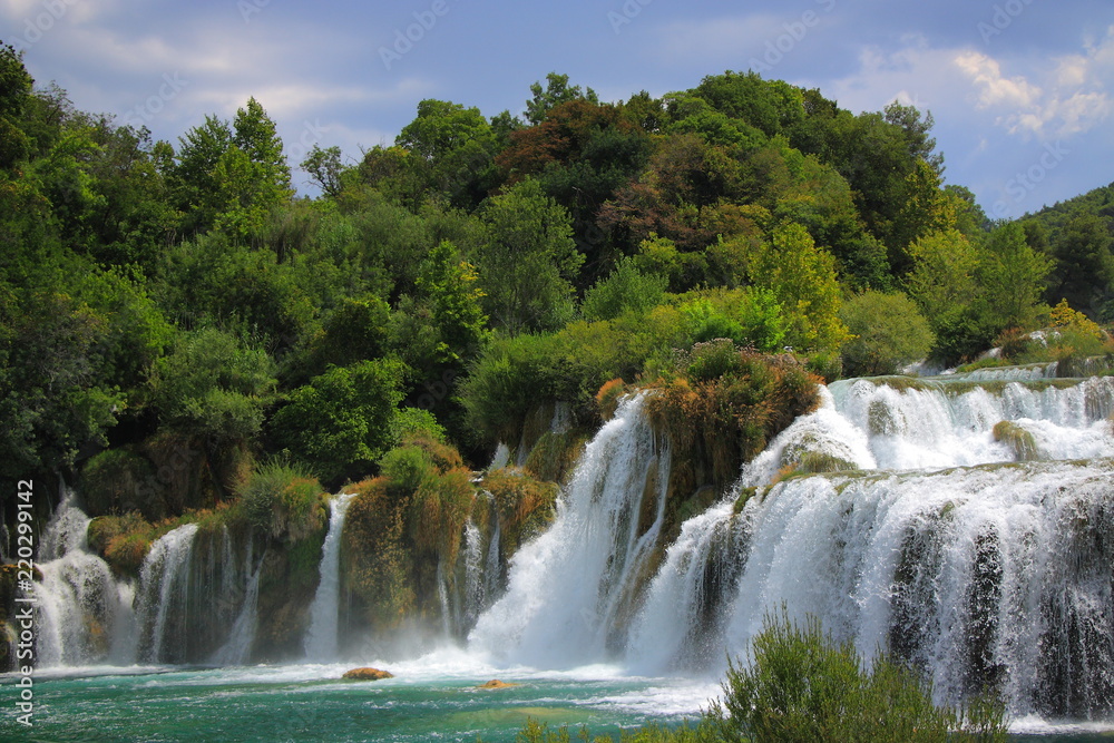 Fototapeta premium Wodospad Skradinski Buk w Parku Narodowym Krka w Chorwacji.