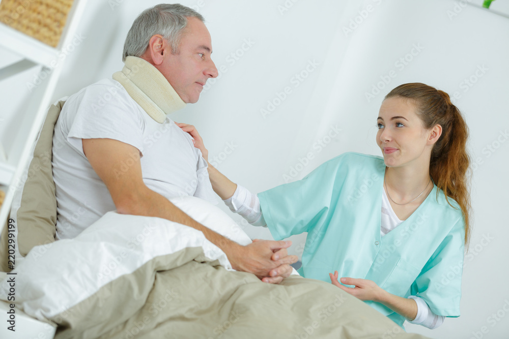 Obraz premium physiotherapist helping senior patient