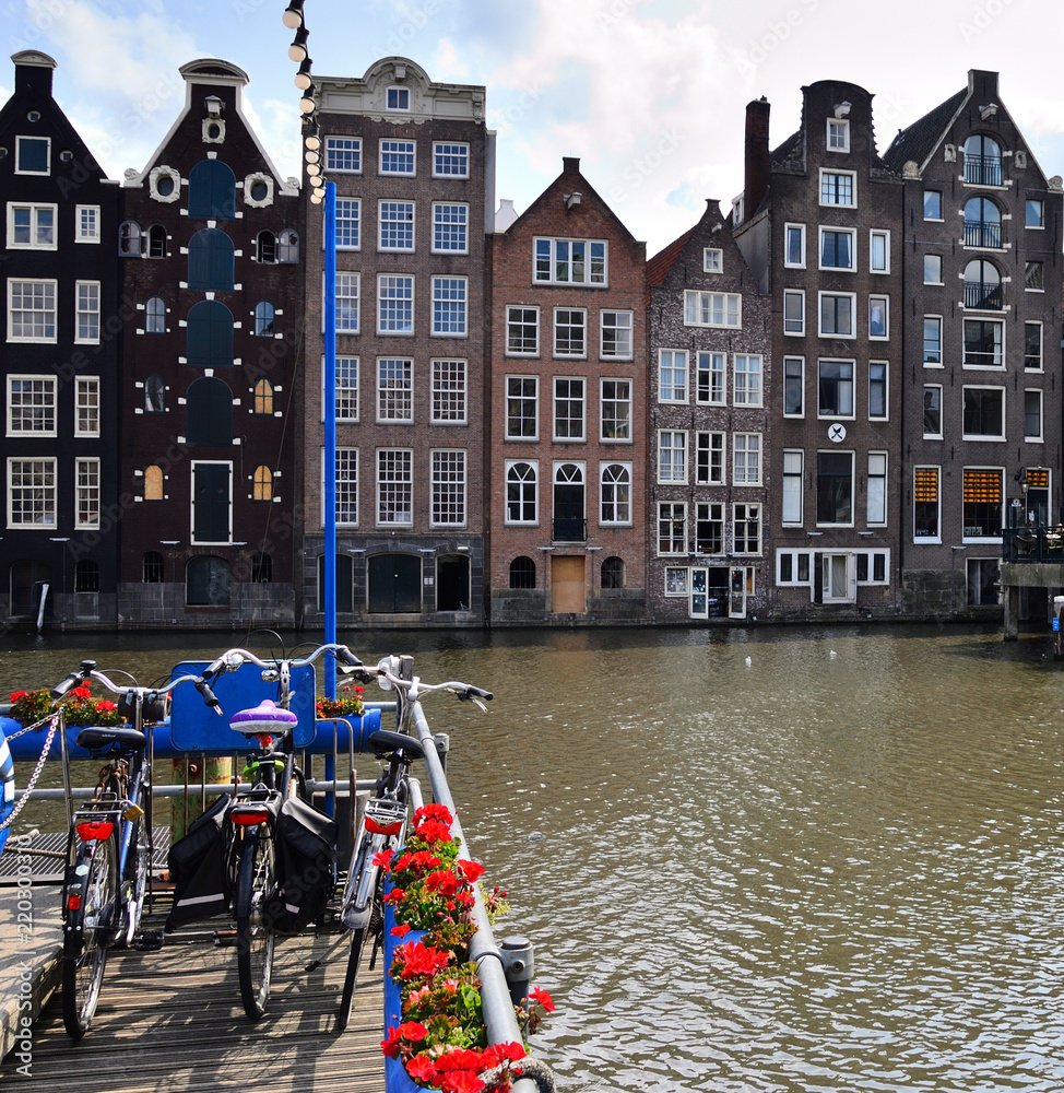 Zabytkowe kamienice nad kanałem w Amsterdamie.