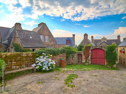 Vista Paisaje de un Patio de Jardín Típico de las Casas del Pueblo Medieval de Locronan, Finisterre, Bretaña, Francia photo