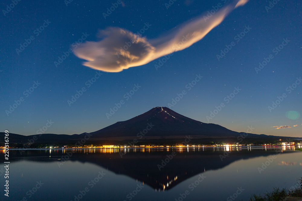 山中湖の湖面に映る夜明け前の富士山と吊るし雲